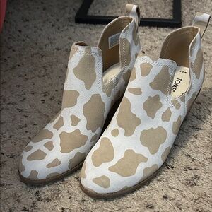TOMS Kallie Giraffe Print Wedges Size 5.5